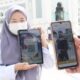 INFAQ DIGITAL BSI DI MASJID: Jamaah Masjid Raya Al Mashun Medan mempraktikkan cara scan QRIS BSI untuk berinfaq, Senin (21/11). BSI tidak mengambil keuntungan sepeser pun dari transaksi digital tersebut dan BSI berharap, dana sedekah masjid bisa terkordinasi lebih baik. Waspada/Surya Efendi