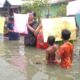 KAUM ibu dan anak-anak memperlihatkan sejumlah poster saat melakukan aksi unjuk rasa di tengah-tengah genangan banjir yang melanda Komplek Perumahan Buruh TKBM Upaya Karya Pelabuhan Belawan, Kelurahan Sei Mati, Kecamatan Medan Belawan, Senin (21/11). Waspada/Ist