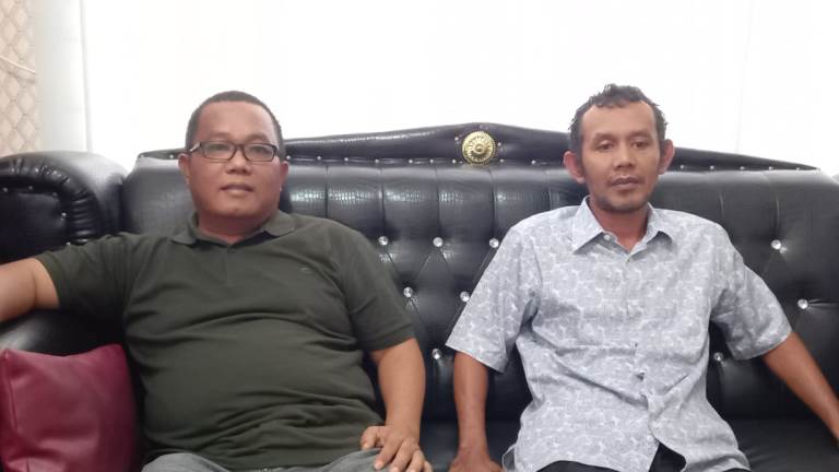 Ketua Fraksi Gabungan Bintang Amanat Sejahtera, Ikrar Dinata Sihombing didampingi Anggota Fraksi Suhendra saat memberikan keterangan kepada wartawan. Waspada/Ist