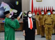 BUPATI Batubara Ir. H. Zahir, M.AP saat melantik dan mengambil sumpah jabatan Pj Sekda Norma Deli Siregar, yang sebelumnya dijabat Sakti Alam Siregar yang kini telah Purnabakti.Waspada/Iwan Has