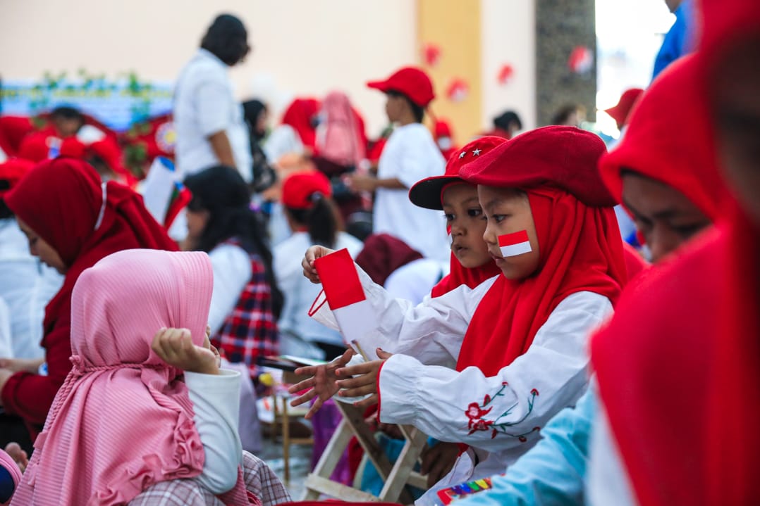 SEJUMLAH siswa sekolah di Medan, dalam sebuah kegiatan. Pemko melalui Dinas Pendidikan Kota Medan mengucurkan bantuan sebesar Rp25 miliar untuk siswa sekolah dasar dan menengah pertama. Waspada/ist