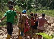Jalan Berlumpur, Warga Gunakan Tandu Bawa Jenazah