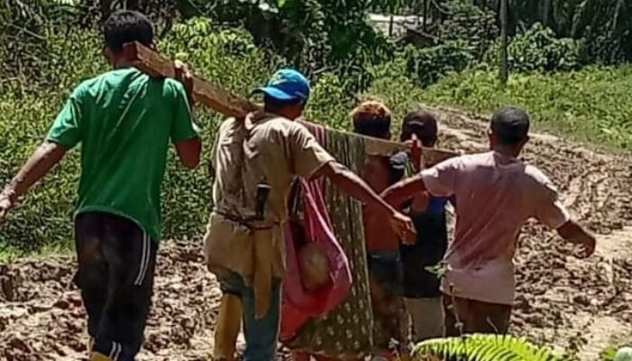 Jalan Berlumpur, Warga Gunakan Tandu Bawa Jenazah