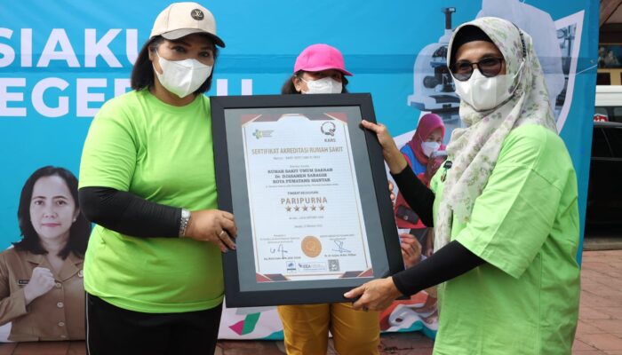 Peringati HKN, Wali Kota Serahkan Sertifikat Akreditasi Paripurna Kepada 2 RS 