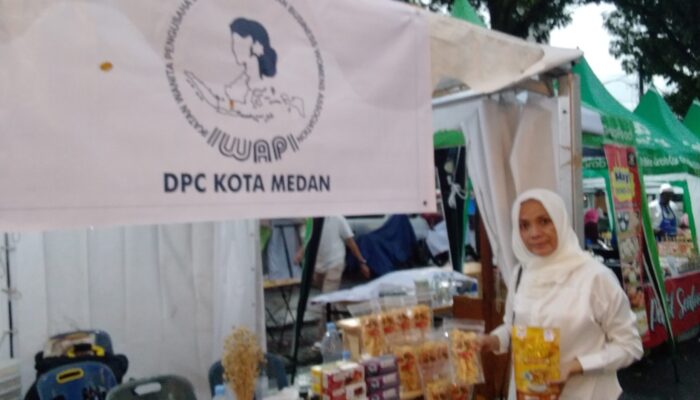 Ramaikan Pekan Kuliner Di Depan Masjid Raya Medan, Ibu Lina Pikat Pengunjung Dengan Aneka Cemilan Halal