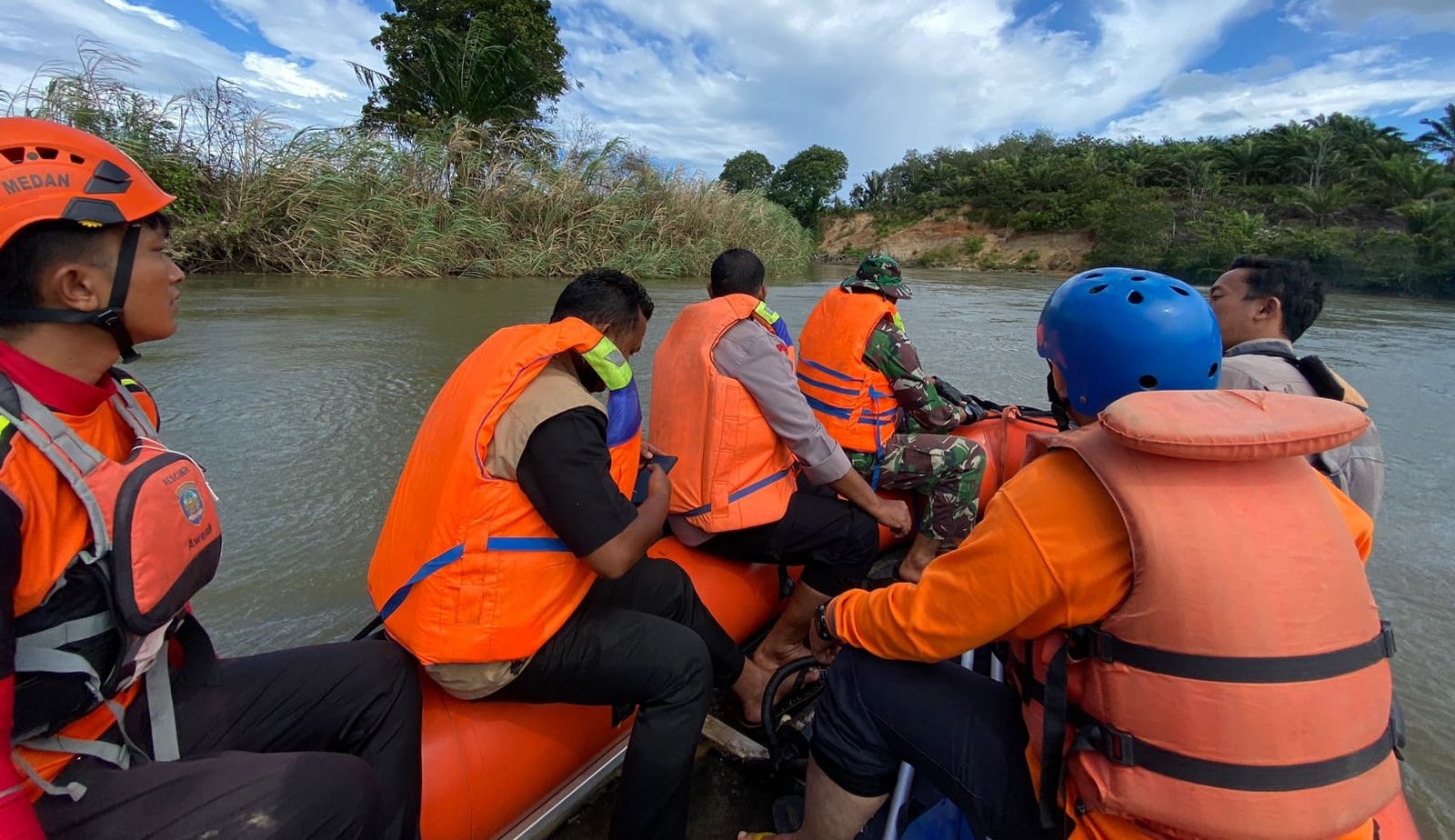 Relawan Pramuka Bantu Basarnas Cari Bocah Hanyut Di Sungai Barumun