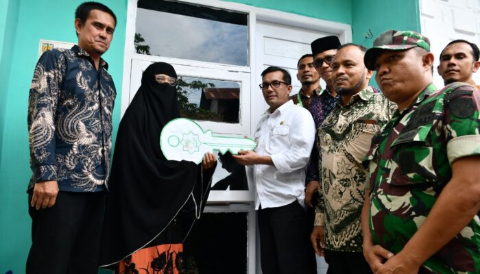 Pj Wali Kota Serahkan Rumah Warga Duafa Lhong Raya