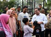 Pj Wali Kota Serahkan Bantuan Masa Panik Korban Kebakaran Bitai