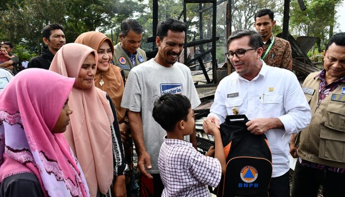 Pj Wali Kota Serahkan Bantuan Masa Panik Korban Kebakaran Bitai