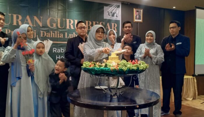 Guru Besar UINSU Prof.Hj Dahlia Lubis Gelar Syukuran Dan Bagikan Buku