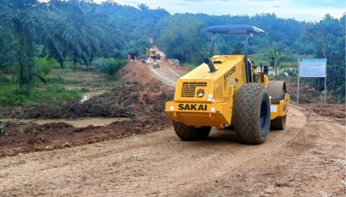 ANJ Agri Bantu Buka Jalan Penghubung 2 Desa Di Palas