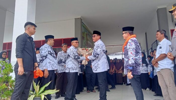 Petinggi Madina Jumpai Guru Sekolah, Dari Tangis Haru Sampai Sepatu Robek Celana Koyak-koyak