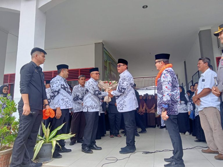 Petinggi Madina Jumpai Guru Sekolah, Dari Tangis Haru Sampai Sepatu Robek Celana Koyak-koyak