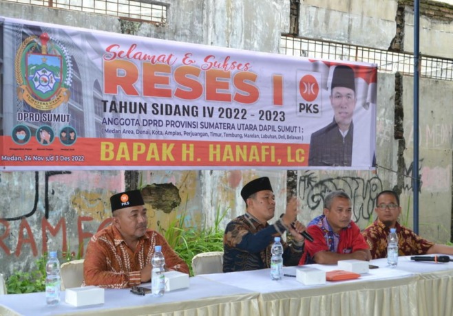 Anggota DPRD Sumut H Hanafi Lc menyerap aspirasi warga di Jalan Garu 6, Kelurahan Harjosari 1, Kecamatan Medan Amplas, Kota Medan, Jumat (25/11). Waspada/ist
