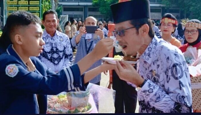 SMA Negeri 3 Medan Laksanakan Upacara Dan Pemotongan Nasi Tumpeng Syukuran Hari Guru Nasional
