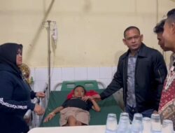 Kisah Haru Kapolres Lhokseumawe dan Ketua Bhayangkari Jenguk Bocah Penderita Leukemia Di RS Cut Meutia