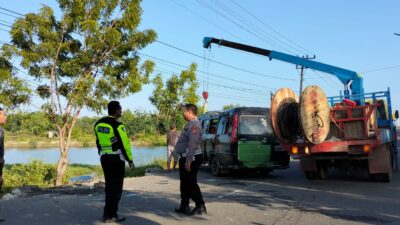 Minibus L-300 Tabrak Pemotor Masuk Parit, Lima Orang Luka-luka Minibus L-300 Tabrak Pemotor Masuk Parit, Lima Orang Luka-luka