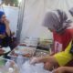 Waspada/Anum Saskia Dinanti pembeli, fira tampak sibuk menyiapkan aneka menu orderan pengunjung saat bazar.