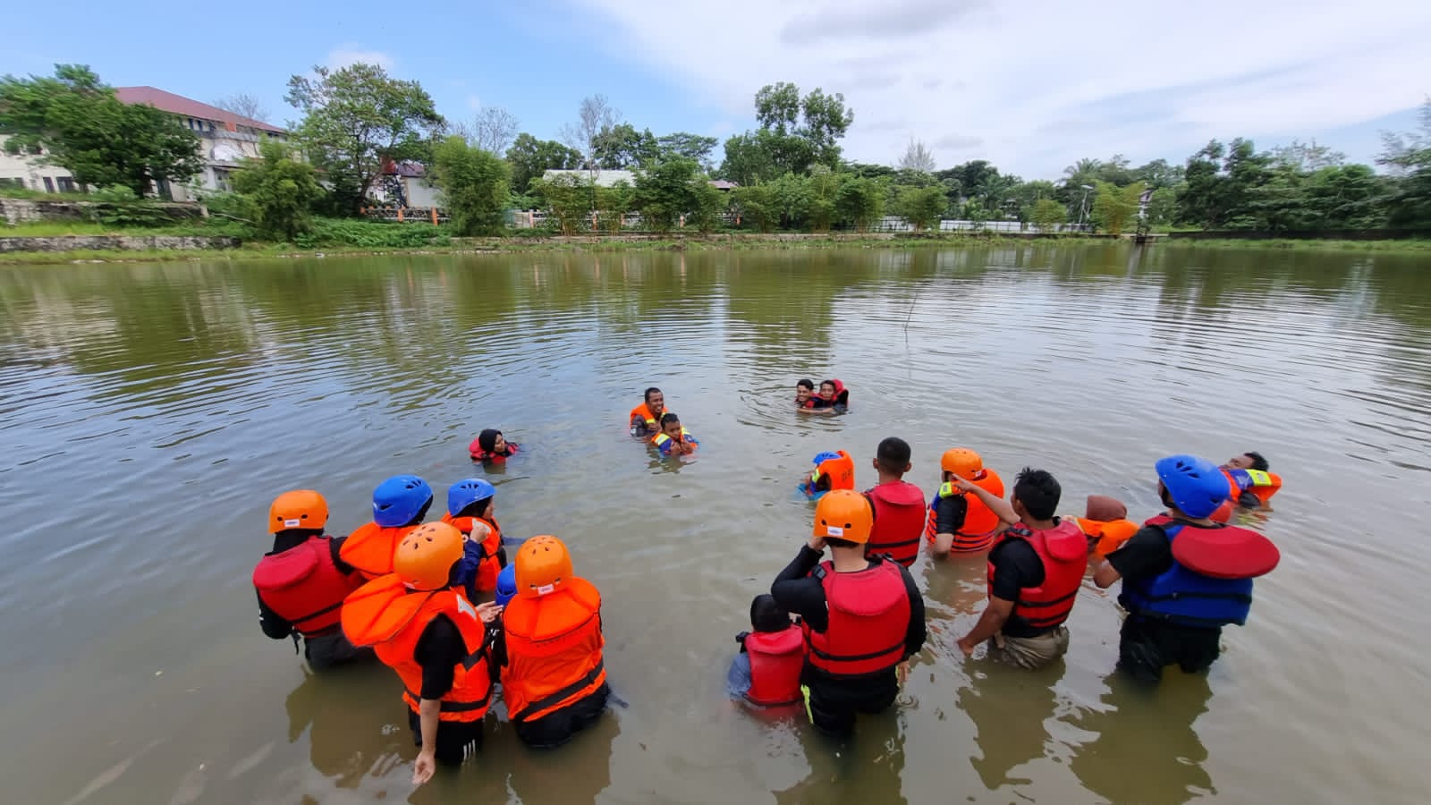 Basecamp Solidaritas Indonesia Berikan Latihan Basic SAR