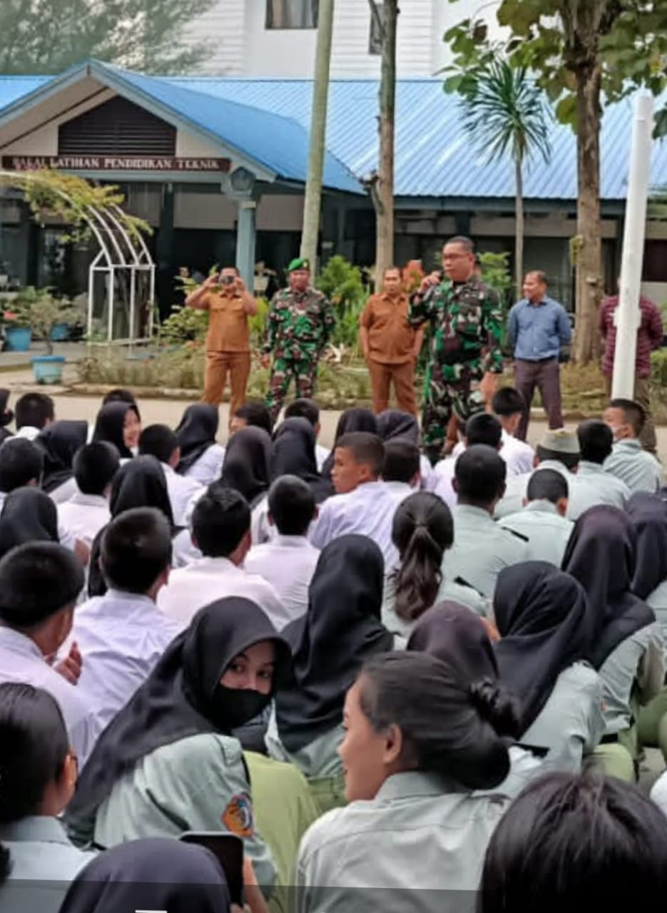 Danramil Medan Petisah Pembina Upacara Di SMKN 14 Medan