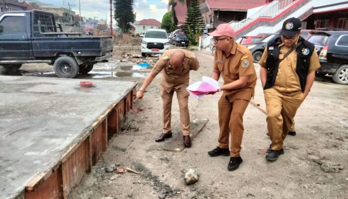 Bupati Taput Tinjau Proyek Pembangunan Alun-Alun Kota Tarutung
