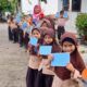 Para siswa bersama guru UPT SD Negeri 30 Pasar Lapan, Kec. Air Putih, Batubara, Hotma Wulansari Sitohang melakukan pembelajaran yang lebih menyenangkan yakni belajar bangun datar dengan versi lomba makan kerupuk.