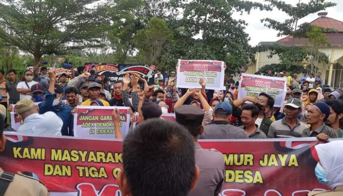 Kepala Kampong Tak Dilantik Viral Di YouTube Disusul Aksi Warga Turun Ke Jalan