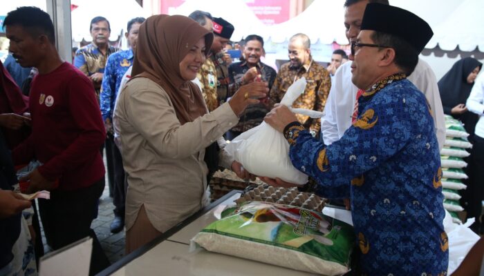 Pj Wali Kota Buka Peukan UMKM Dan Pasar Murah