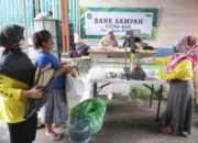 Ibu-Ibu Bawa Sampah Untuk Ditukar Rupiah Ke Bank Sampah Citra Aur Medan