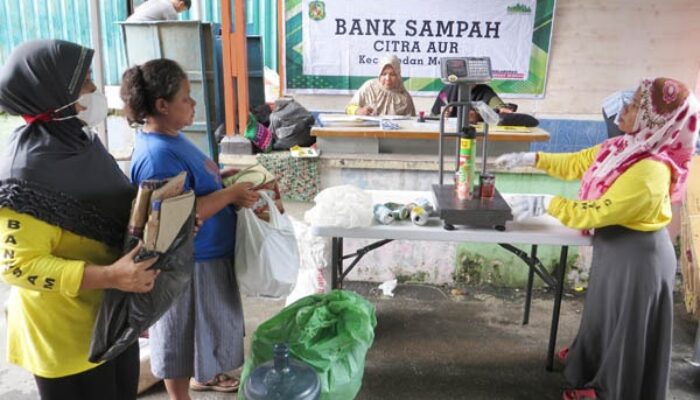 Ibu-Ibu Bawa Sampah Untuk Ditukar Rupiah Ke Bank Sampah Citra Aur Medan