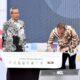 GUBSU Edy Rahmayadi, disaksikan Wakil Ketua KPK Alexander Marwata, menandatangani komitemen anti korupsi. Waspada/Ist