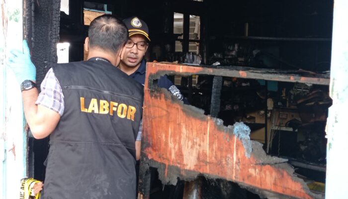Tim Labfor Poldasu Olah TKP Gedung RSU Kabanjahe Yang Terbakar