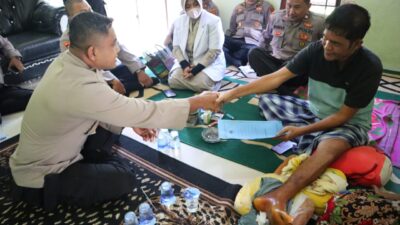 Kapolres Agara Jenguk Personel Yang Sakit Kapolres Agara Jenguk Personel Yang Sakit