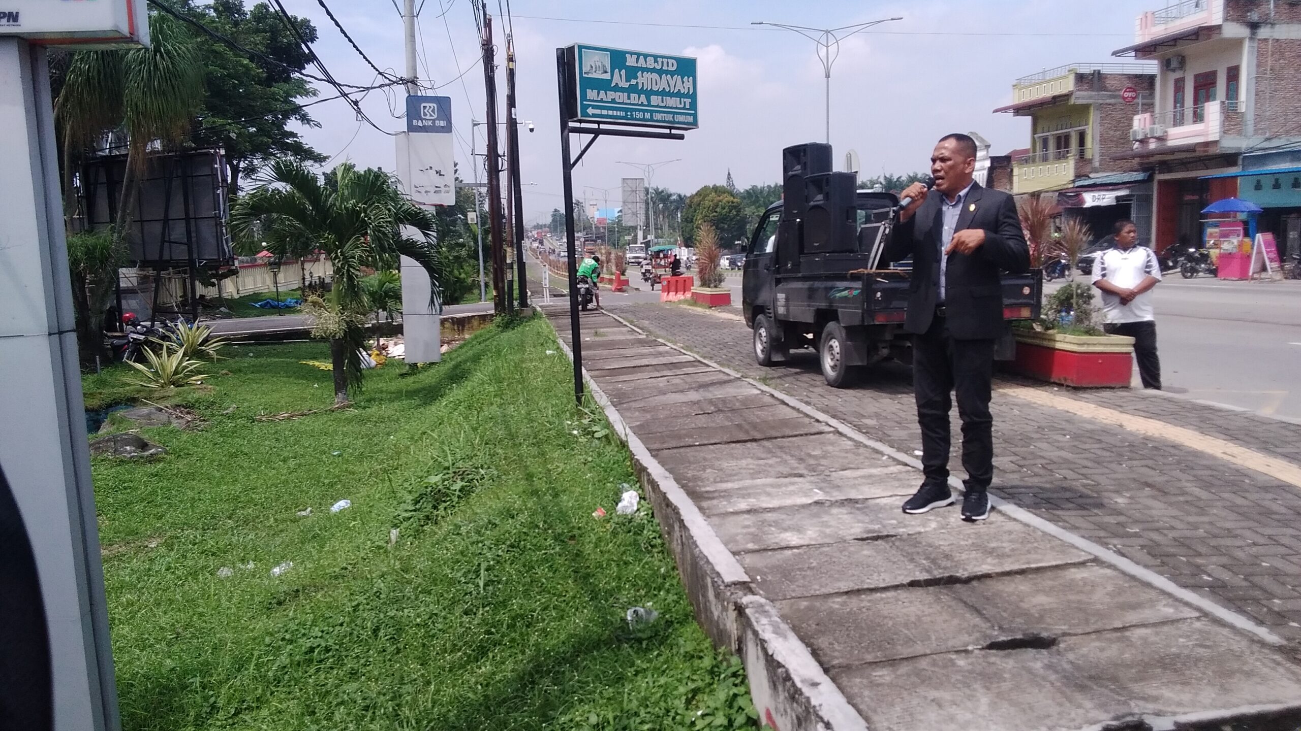 Anggota DPRD Sumut Zainuddin Purba kembali menggelar aksi tunggal di depan Mapoldasu Jl SM Raja Medan, Rabu (23/11). Waspada/Partono Budy