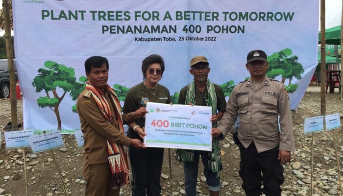 Konsisten Dukung Program Penghijauan,<br>BCA dan Pemda Kabupaten Toba Tanam 400 Bibit Pohon
