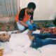 PETUGAS Inafis Polrestabes Medan memeriksa kondisi jasad korban gantung diri, Senin (31/10) malam. Waspada/Ist