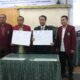 Dekan FH, Dr.Marzuki, SH. M.Hum bersama Presiden FHP Law School, Satria Utama usai menandatangani MoA didampingi Wakil Rektor Andang Suhendi, S.S.MA dan Ahmad Bakhori,ST.MT. Waspada/Ist