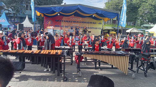 Penampilan siswa SD Muhammadiyah 02 pada kegiatan gebyar muktamar Muhammadiyah sekaligus Milad ke-80 SD Muhammadiyah 02 yang dilaksanakan di sekolah itu, Minggu (30/10) Waspada/Erzilmarkos