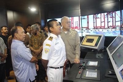KUNJUNGAN kerja Kepala Dinas Pendidikan Sumut Dr Asren Nasution MA ke SMK Negeri 3 Sibolga yang kagum melihat simulator diperagakan siswa NKPI. Waspada/ist