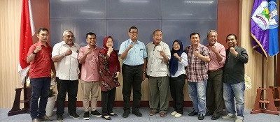 DIREKTUR Polmed Abdul Rahman, SE, Ak, MSi ( empat dari kiri) didampingi Wadir III Bid Kemahasiswaan Hj. Delisma Siregar, ST, MT , Ketua Umum Ikal Polmed Suriadin Noernikmat, ST, MM (tiga dari kanan), Wakil Ketua Panitia Pelaksana Ir. M. Kemalsyah (dua dari kiri) & Ketua SC Slamat Riadi, AMd (dua dari kanan).Waspada/Ist