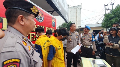 KAPOLSEK Percut Seituan Kompol M Agustiawan sedang menginterogasi salah seorang anggota geng motor yang diringkus usai merampas sepedamotor milik seorang pelajar, Rabu (16/11). Waspada/Andi Aria Tirtayasa