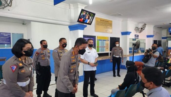 Sidak Pengurusan SIM Di Satlantas, Kapolrestabes Minta Personil Berikan Pelayanan Cepat Dan Efisien