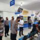 KAPOLRESTABES Medan Kombes Pol Valentino Alfa Tatareda berdialog dengan salah seorang pemohon pengurusan SIM Baru saat melakukan inspeksi mendadak di Mako Sat Lantas Polrestabes Medan, Selasa (1/11). Waspada/Ist