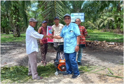 Tim PKM Polmed menyerahkan mesin pencacah daun sawit kepada Sujiman, warga Desa Tanjung Putus, Kec. Padang Tualang, Langkat. Waspada/Ist