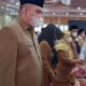 GUBSU Edy Rahmayadi, berdialog sambil memberikan ucapan selamat kepada salah seorang pejabat eselon III yang baru dilantik. Waspada/zul harahap