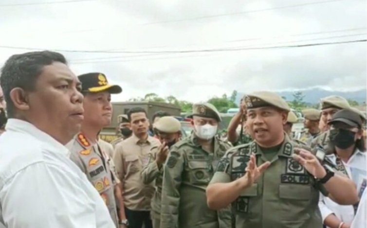 KASATPOL PP Sumut Mahfullah P. Daulay (Ipunk), memberi pengarahan kepada tim terpsdu, di lahan Bumper Sibolangit, tentang pelaksanaan pemberian SP 2 kepada pemilik bangunan ilegal.Waspada/Ist