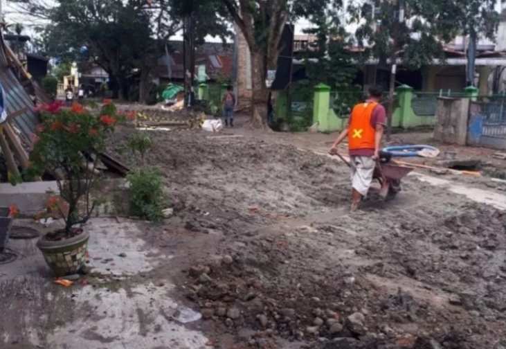 TAMPAK kubangan lumpur berada di sisi jalan drainase sepanjang 600 meter yang terkesan diterlantarkan pemborongnya di Jl Menteng II, Kelurahan Binjai, Kecamatan Medan Denai. Waspasa/ist