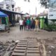 PANITIA pembangunan masjid Baiturahman menggelar aksi protes terkait pengerjaan drainase di Jl Medan Tenggara II, Kelurahan Binjai, Kecamatan Medan Denai, Sabtu (13/11). Waspada/ist
