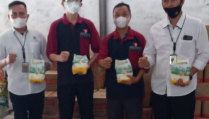Korban Banjir Peroleh Bantuan Sembako Dari Polda Sumut Bersama GulaVit