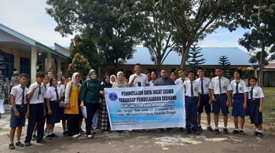 DOSEN UMA dan para siswa Yayasan Pendidikan Bina Agung Kecamatan Sunggal Kabupaten Deliserdang berfoto bersama. Waspada/Ist